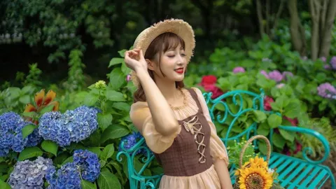 女子食用生腌蟹